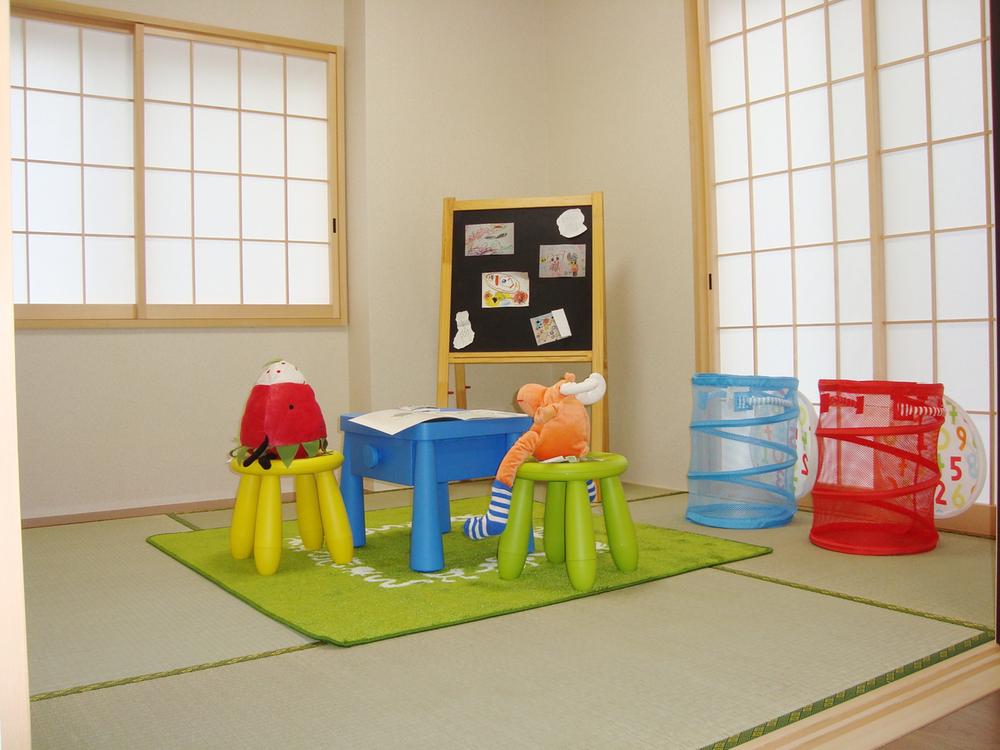 Non-living room. The Tsuzukiai of Japanese-style room from the living room, Nor you will receive a firm eye on the children while relaxing in the living room  [B Building]
