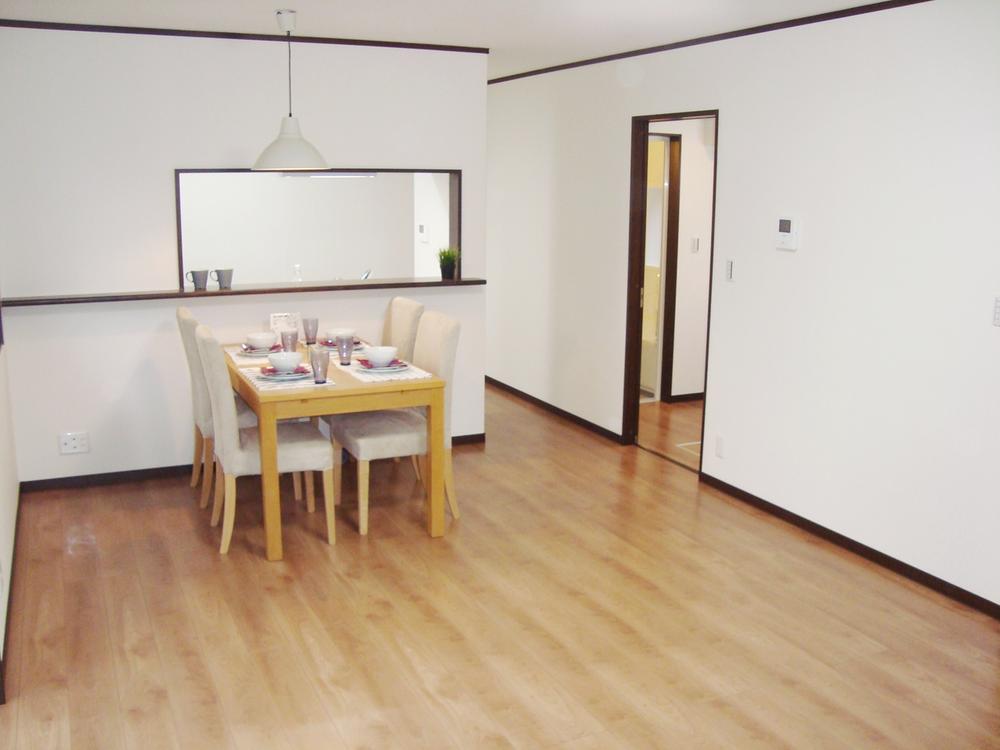 Living. Face-to-face kitchen is a popular and housework can enjoy a conversation with family  [B Building]