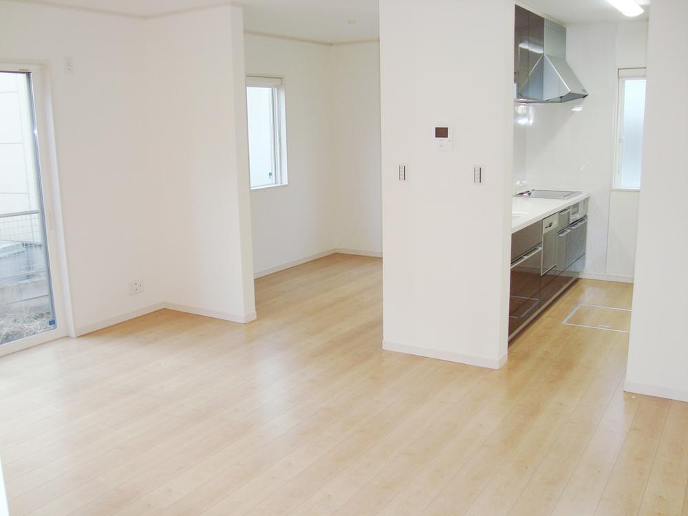 Living. Face-to-face kitchen is a popular and housework can enjoy a conversation with family  [A Building]