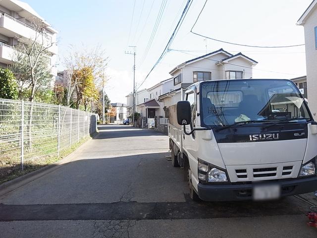 Local photos, including front road. Front road width 6m