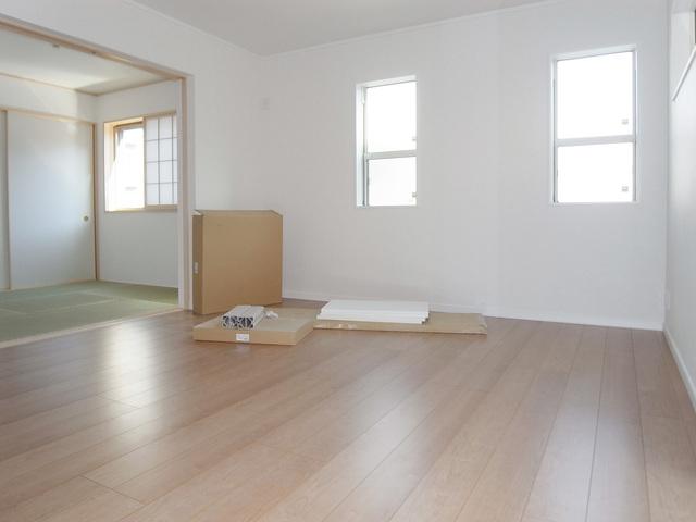 Living. Facing south ・ Bright living room of the two-sided lighting