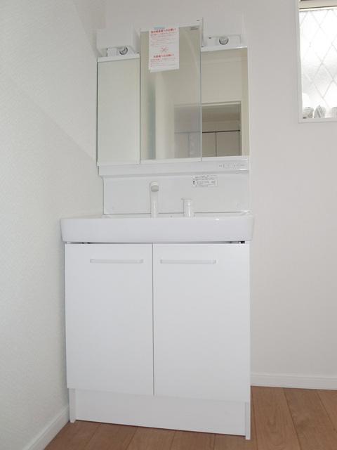 Wash basin, toilet. Vanity triple mirror type