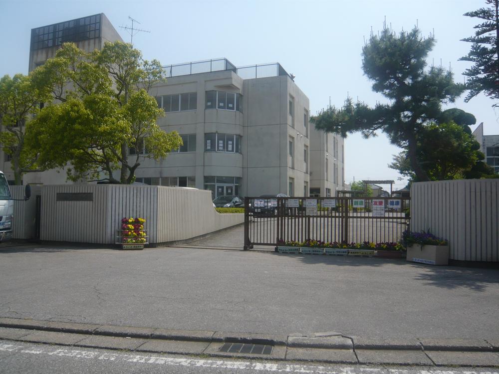 Junior high school. Yachiyo Municipal Higashikozu until junior high school 618m