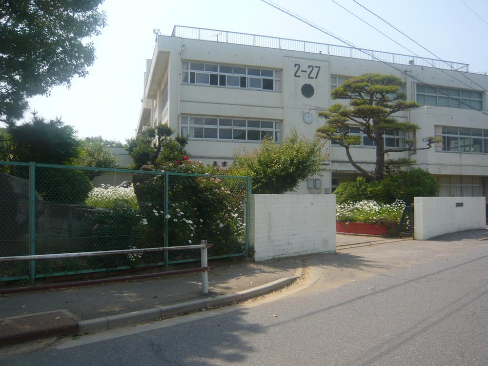 Primary school. Yachiyo Municipal Takatsu to elementary school 609m