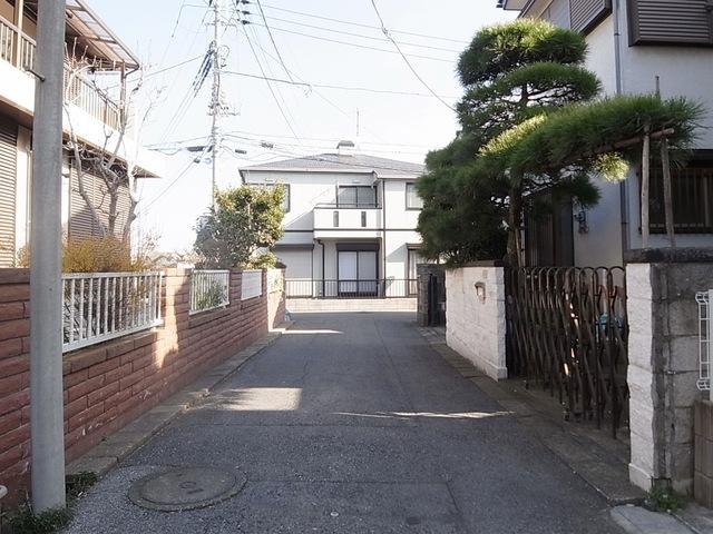 Local photos, including front road. A quiet residential area