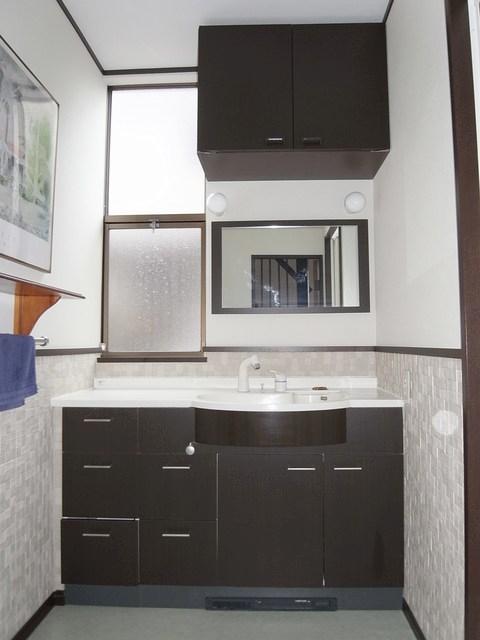 Wash basin, toilet. Vanity with upper receiving