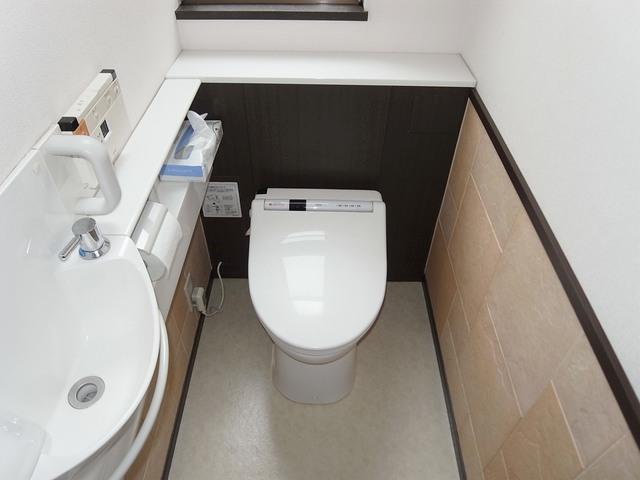 Toilet. With wash-basin ・ It is a tankless toilet