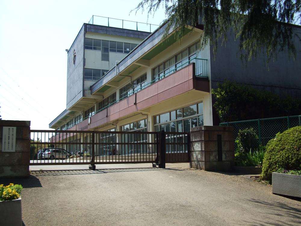 Junior high school. Katsutadai 660m until junior high school