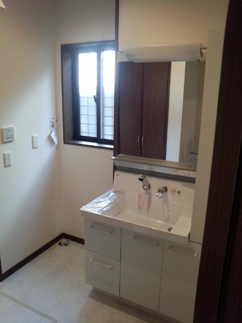 Other Equipment. Unit is a standard that can hold things fine indispensable around vanity to the side. Drawer storage, Under the sink storage it is also equipped!