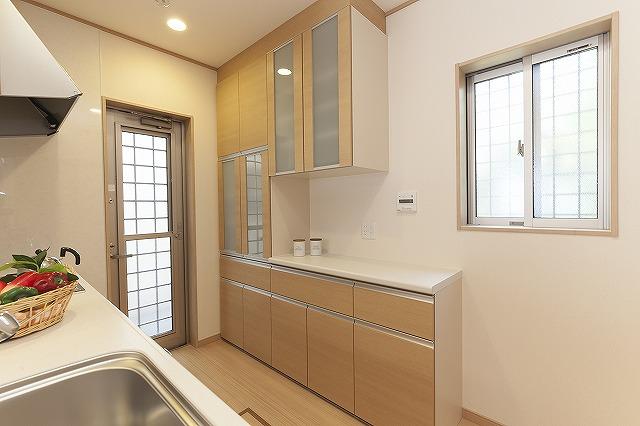 Other Equipment. Cup board is out equipped with a whopping !!! standard specification, It is fashionable because they align the kitchen and tint