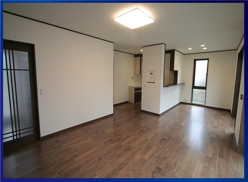 Living. 4 Building spacious living room of about 18.3 quires