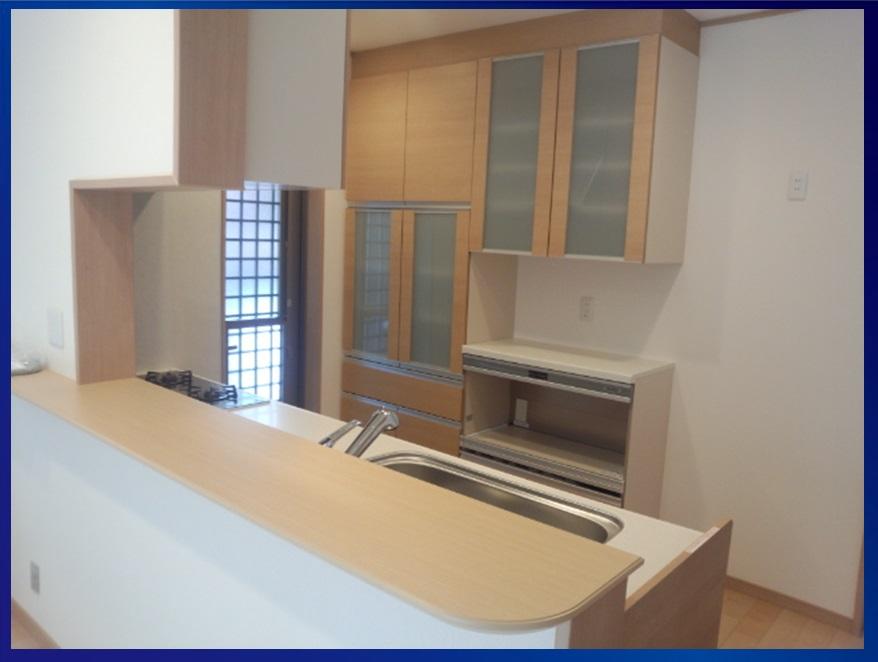 Kitchen. Very bright system kitchen storage is of course rich glass top gas stove dishwasher, It comes to faucets with water filters!