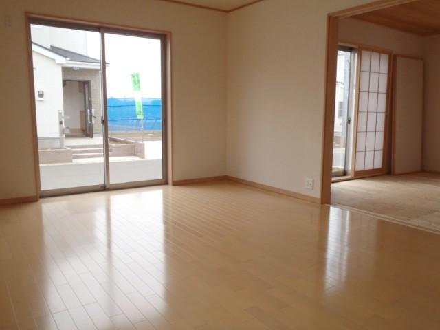 Same specifications photos (living)