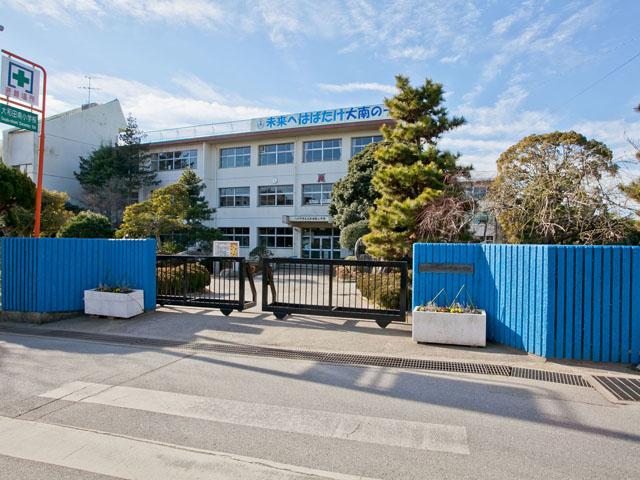 Primary school. 1040m to Minami Owada Elementary School