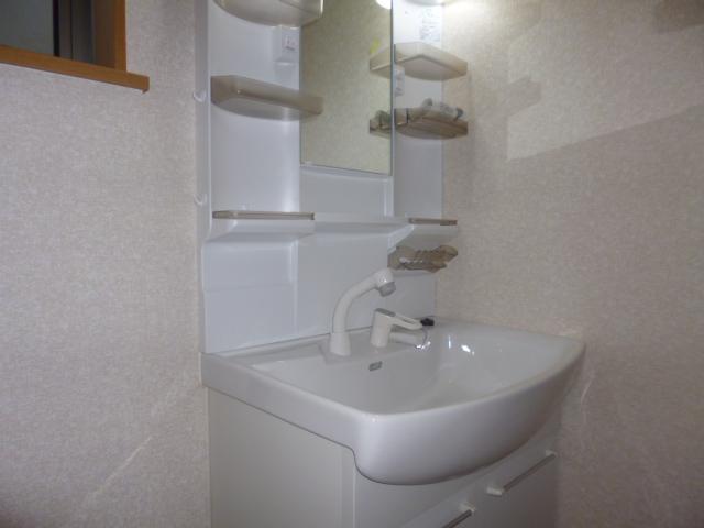 Wash basin, toilet. 1 Building