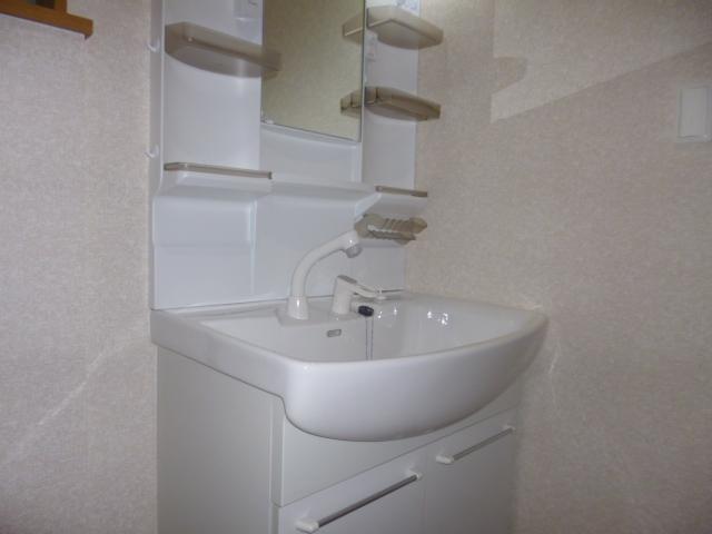 Wash basin, toilet. 6 Building