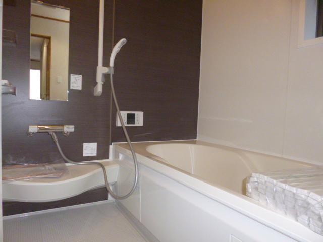 Bathroom. 6 Building