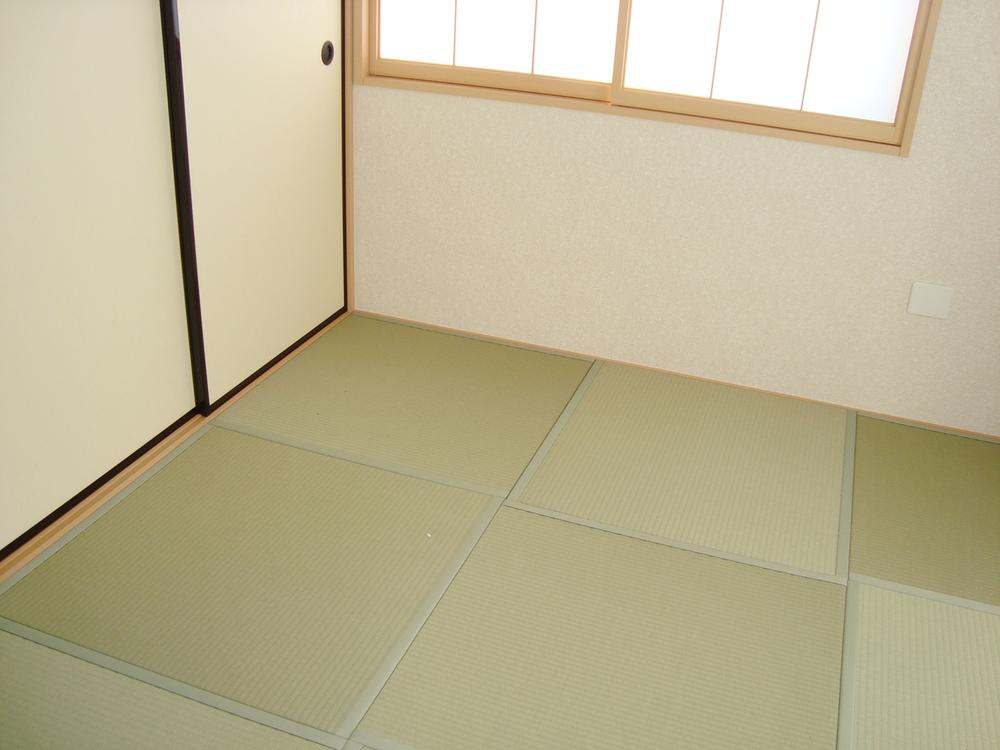 Non-living room. Japanese-style room of Tsuzukiai from the living room