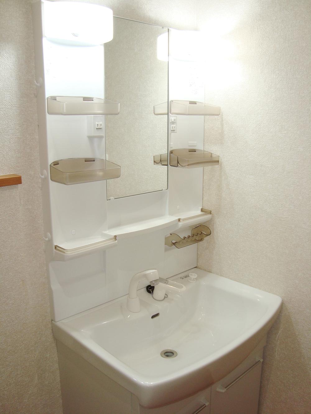 Wash basin, toilet. 4 Building