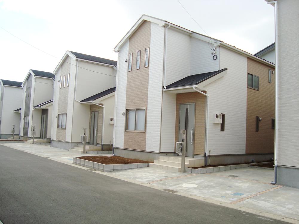 Local photos, including front road. All five buildings popular in the sale