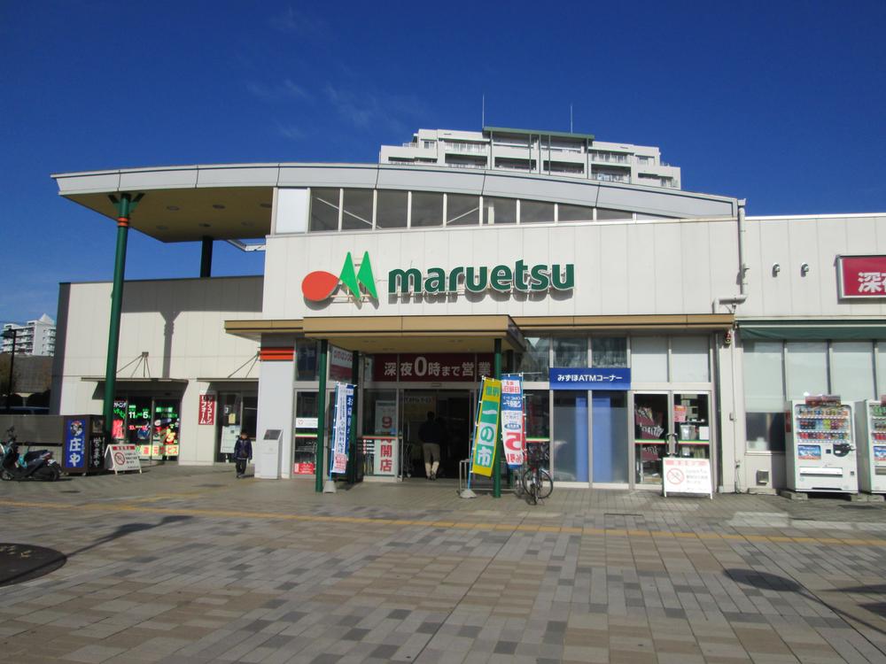 Supermarket. Adjacent to 1258m "Yachiyo Central" station until Maruetsu Yachiyo Chuo Station shop. Also serves midnight