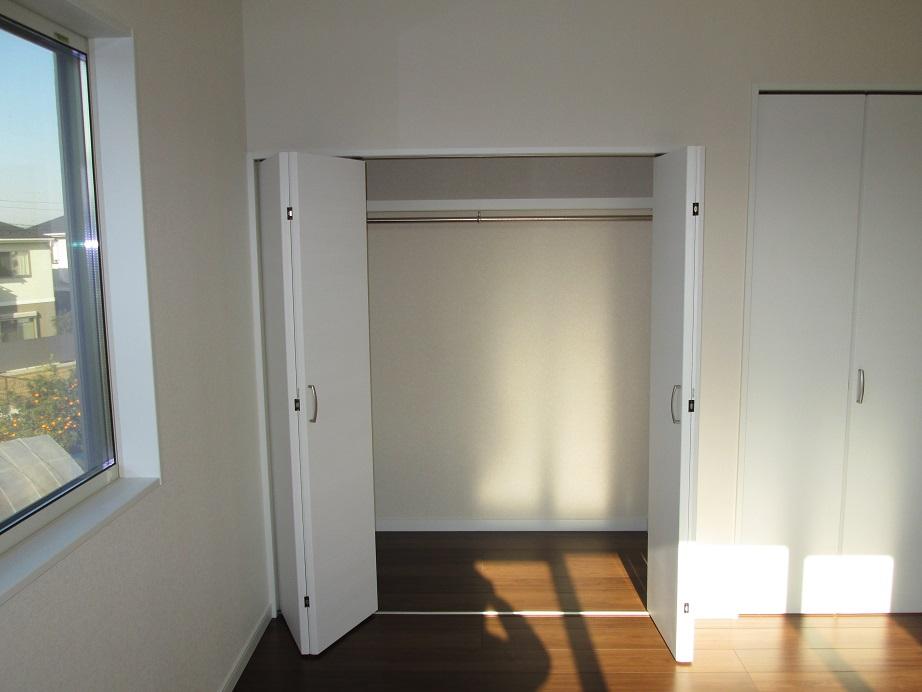Other introspection. The second floor is southwest of the room. Closet is also rich