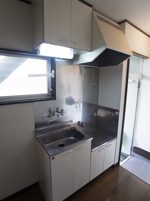 Kitchen. Kitchen of the east-facing windows, It is refreshing to enter the morning sunshine. 