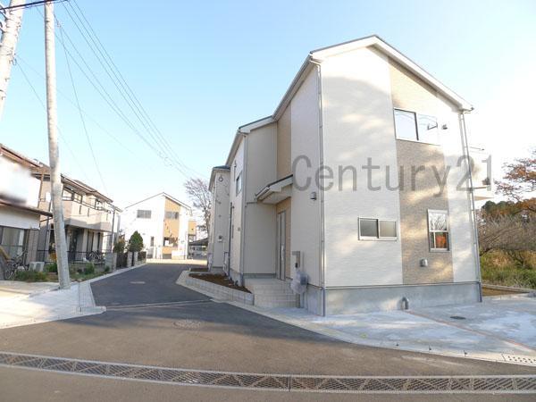 Local photos, including front road. Overall