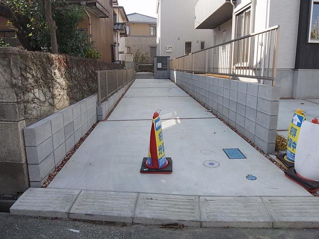 Parking lot. Parking 2 units can be