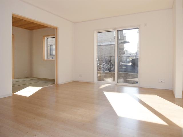 Living. Bright two-sided lighting LDK about 17.5 Pledge