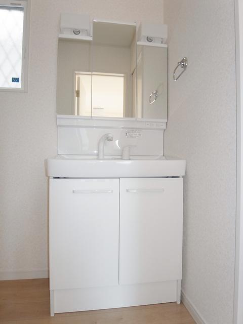 Wash basin, toilet. Three-sided mirror type of shampoo dresser