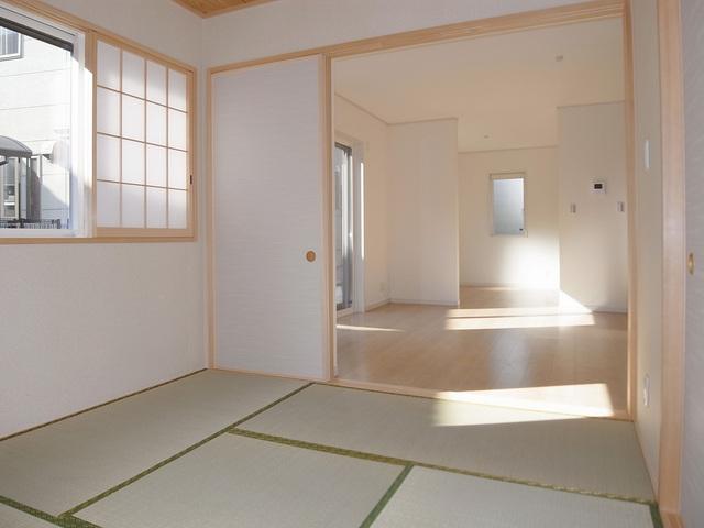 Non-living room. Can you use it in the living room and on earth