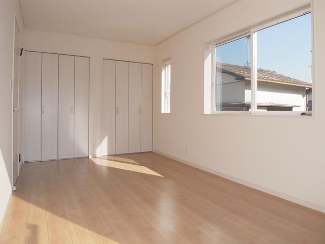 Non-living room. The main bedroom is located about 7.5 Pledge