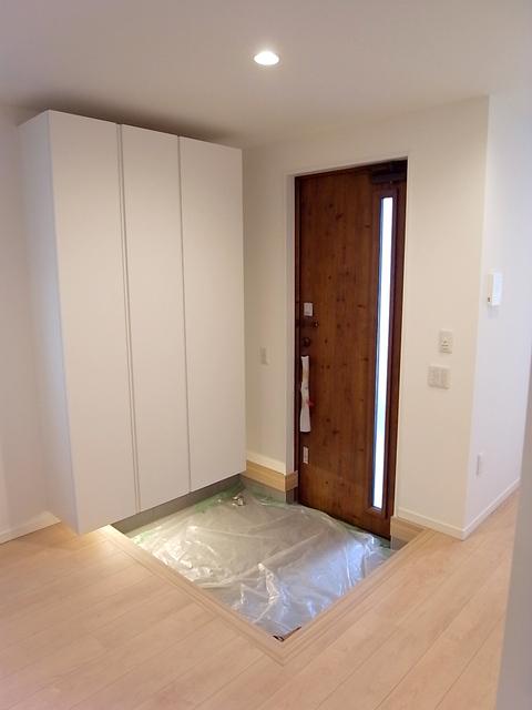 Entrance. Clean and tall type storage