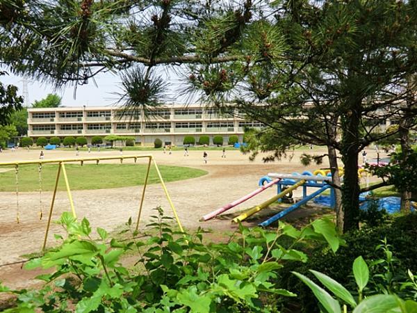 Primary school. 800m to the west Takatsu Elementary School