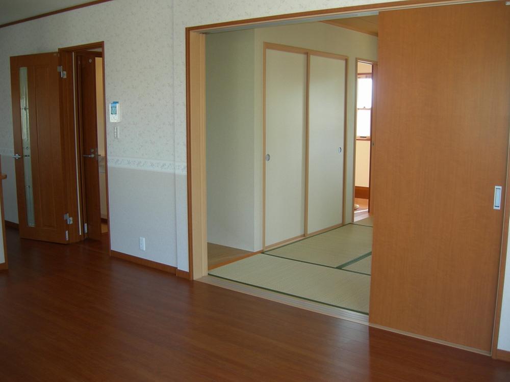 Non-living room. Living next to the Japanese-style room