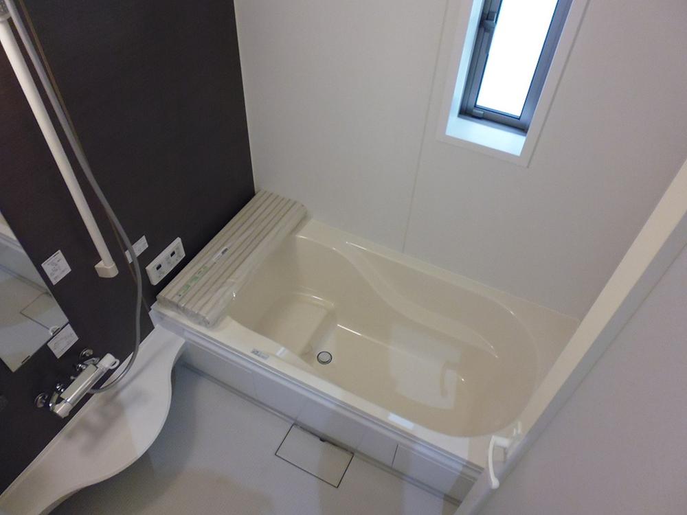 Bathroom. 1 square meters bathroom window