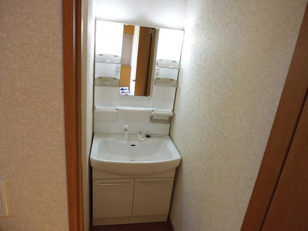 Wash basin, toilet. Washroom