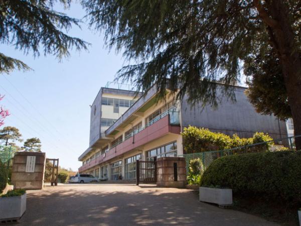 Junior high school. 1270m up to junior high school Yachiyo Municipal Katsutadai junior high school