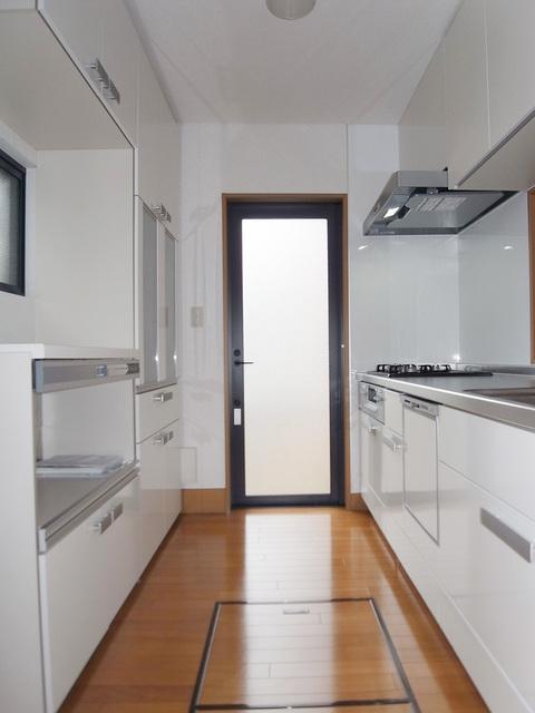 Kitchen. Back door ・ Kitchen space with under-floor storage