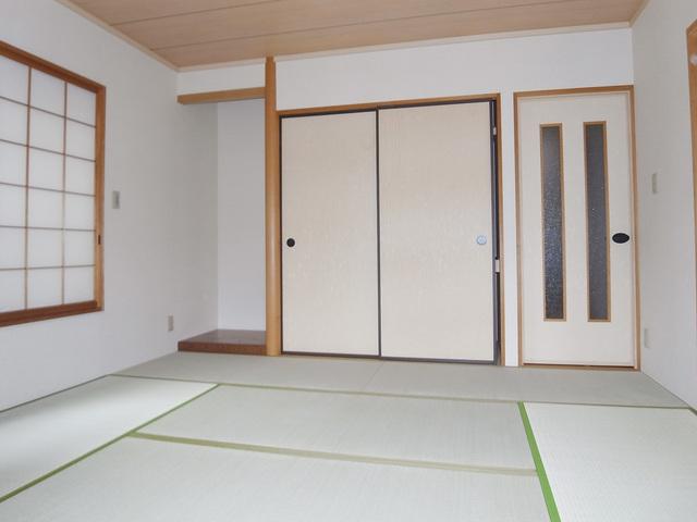 Non-living room. It is also a Japanese-style room of Available 2WAY as drawing room