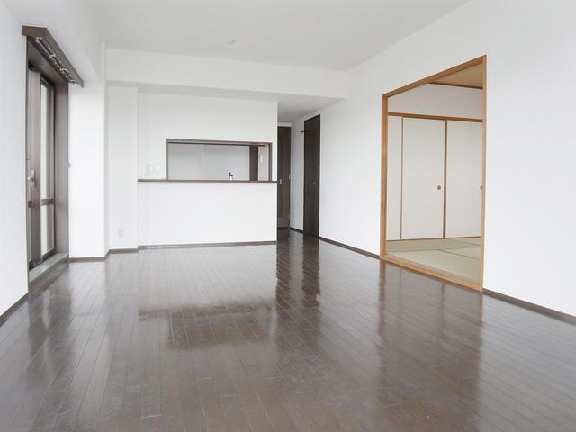 Living. Bright living room of the two-sided lighting