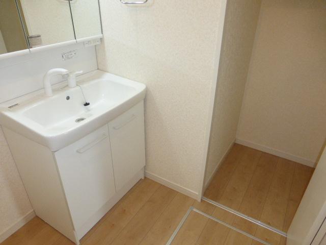 Wash basin, toilet. Local (12 May 2013) Shooting A Building