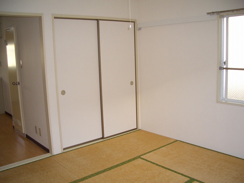 Receipt. Closet (surface appearance is a Western-style because it is cross-cloth)