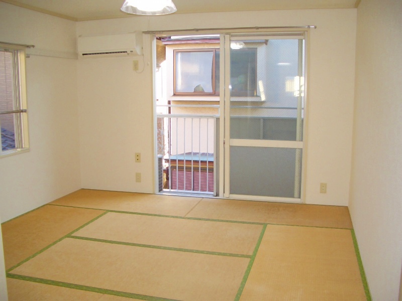 Living and room. Japanese-style room 8 tatami (Allowed production in Western-style if a glum the carpet)