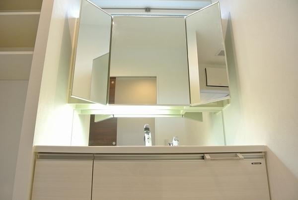 Wash basin, toilet. Local (11 May 2013) Shooting