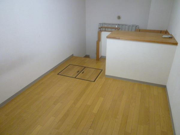 Non-living room. Chokawa flooring already