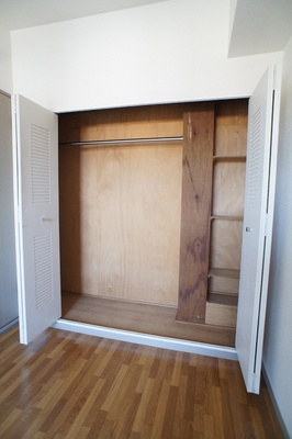Other Equipment. Storage (Western-style 5.2 quires) closet type