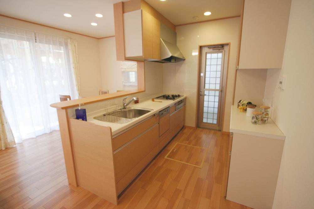 Other Equipment. Very bright system kitchen storage is of course rich glass top gas stove dishwasher, It comes to faucets with water filters!