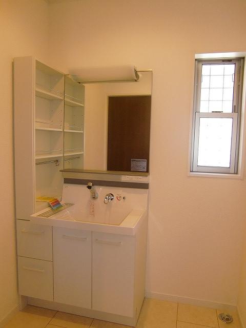 Other Equipment. Unit is a standard that can hold things fine indispensable around vanity to the side. Drawer storage, Under the sink storage it is also equipped!